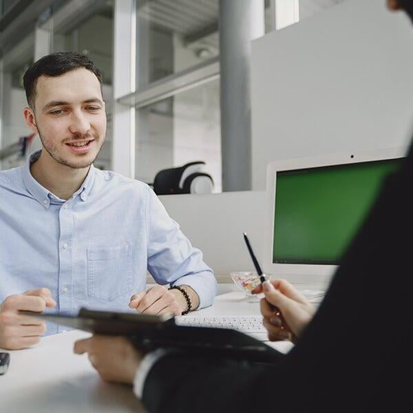 homme heureux parlant au bureau